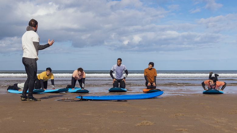 Les gens apprennent à surfer