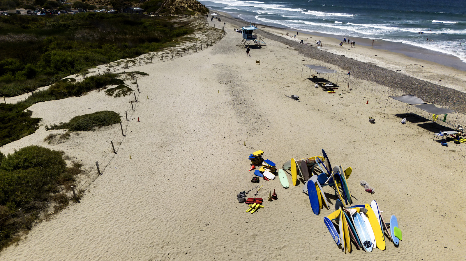 Les meilleurs camps de surf le long de la côte californienne pour attraper les vagues et s'amuser l'été