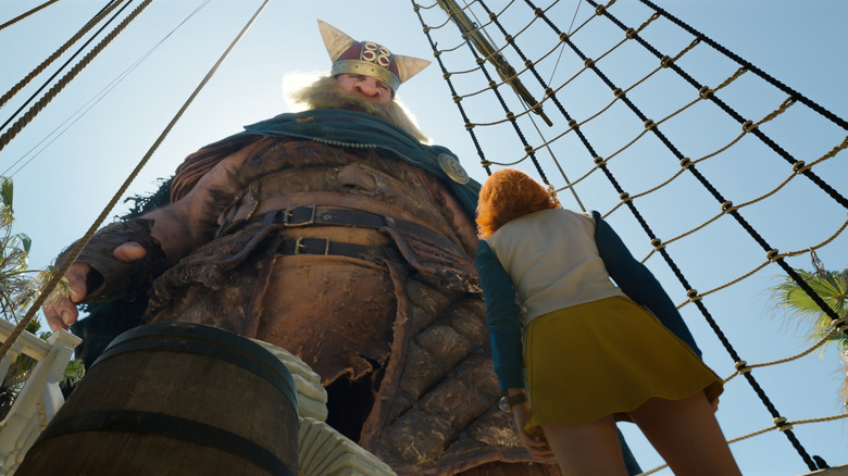 Grogy le géant regarde un minuscule nami en une seule pièce