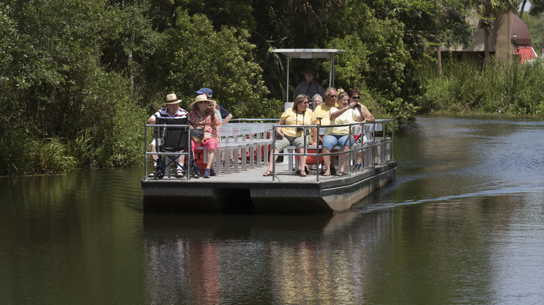 Les touristes prennent une promenade en bateau dans le parc d'État de Wildlife Homosassa Springs en Floride, États-Unis avril 2017