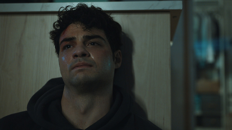 Owen Hendricks s'appuyant contre un comptoir, l'air épuisé, dans la recrue