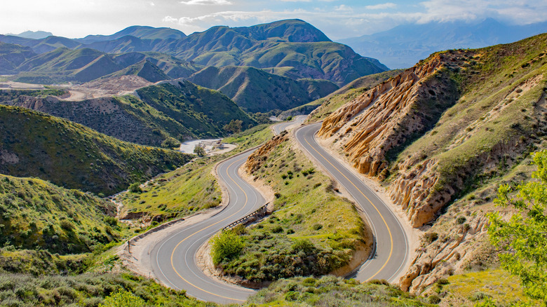 Mountain Road avec des montagnes vertes et un ciel bleu