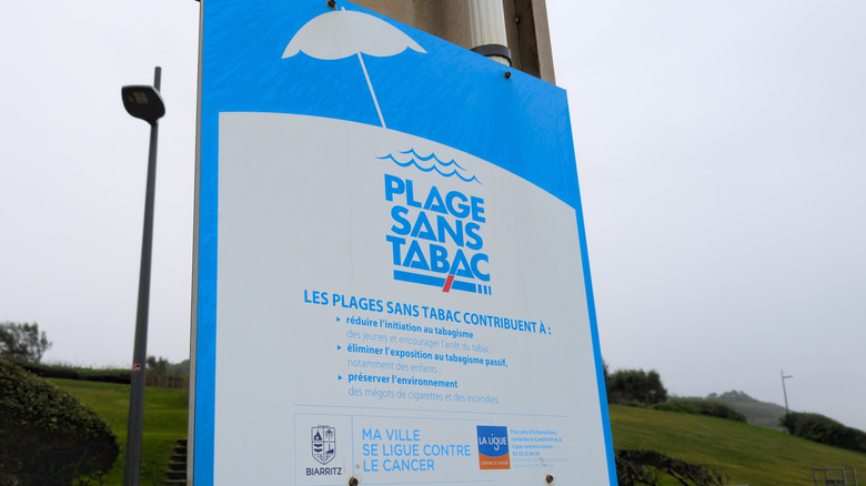 Un signe en français indiquant ne pas fumer à la plage