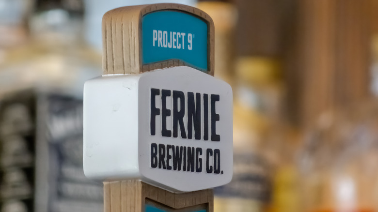 Une photo en gros plan d'une compagnie de bière Fernie Brewing Company