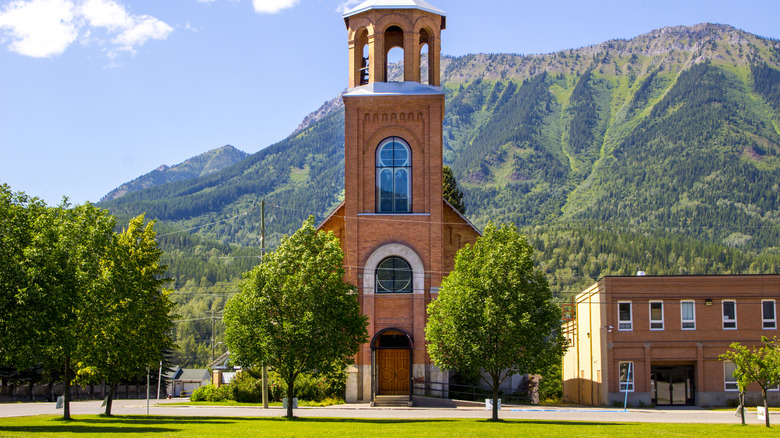 Vue de la Sainte Famille Catholic Church à Fernie, Colombie-Britannique, Canada