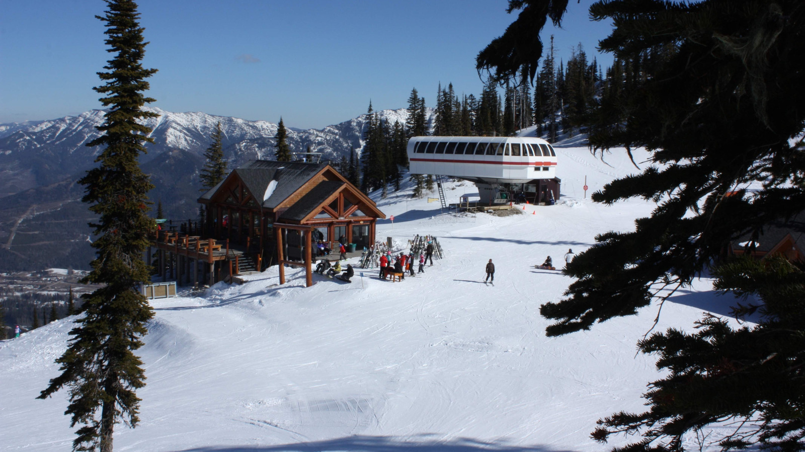 La superbe ville du Canada entourée des montagnes Rocheuses est un centre d'aventure en plein air pittoresque