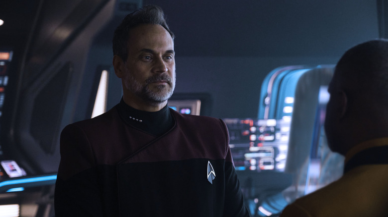 Capitaine Shaw regardant Geordi avec respect sur Star Trek: Picard