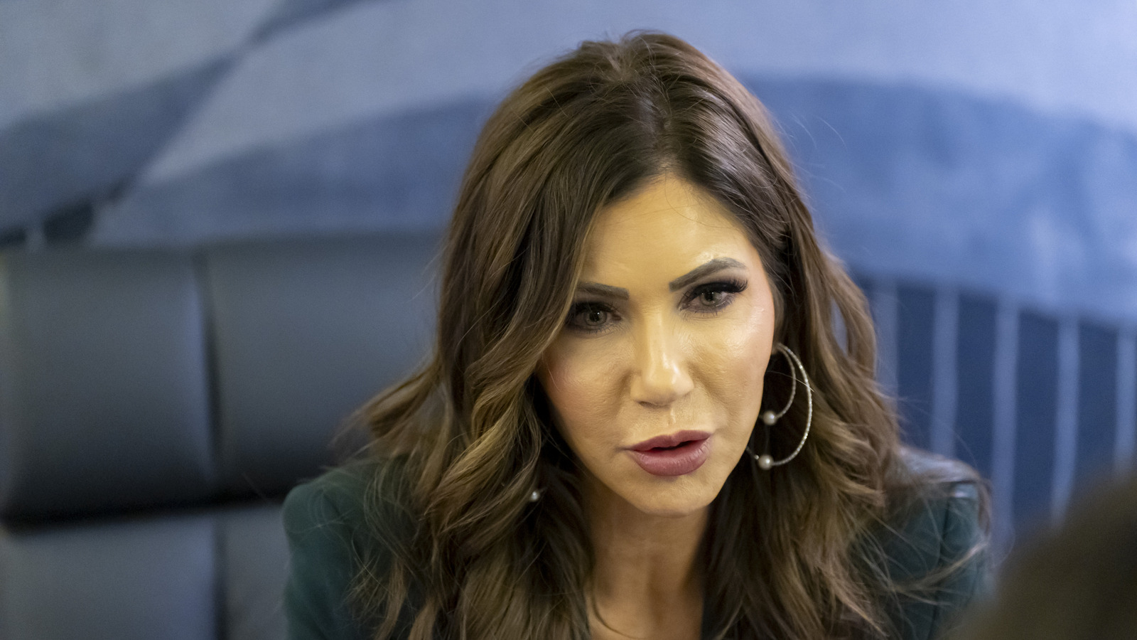 La rumeur de relation ombragée qui hante Kristi Noem