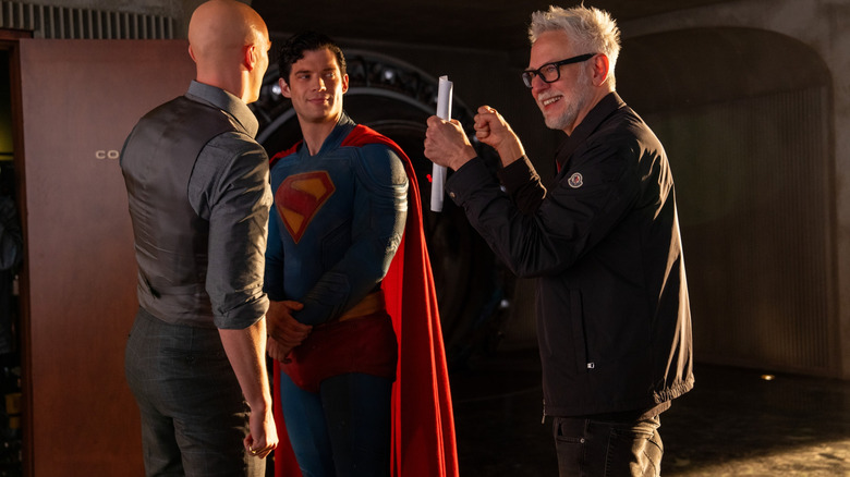 Nicholas Hoult comme Lex Luthor, David Corenswet en tant que Superman et le réalisateur James Gunn riant entre les prises dans les coulisses de Superman encore de Superman