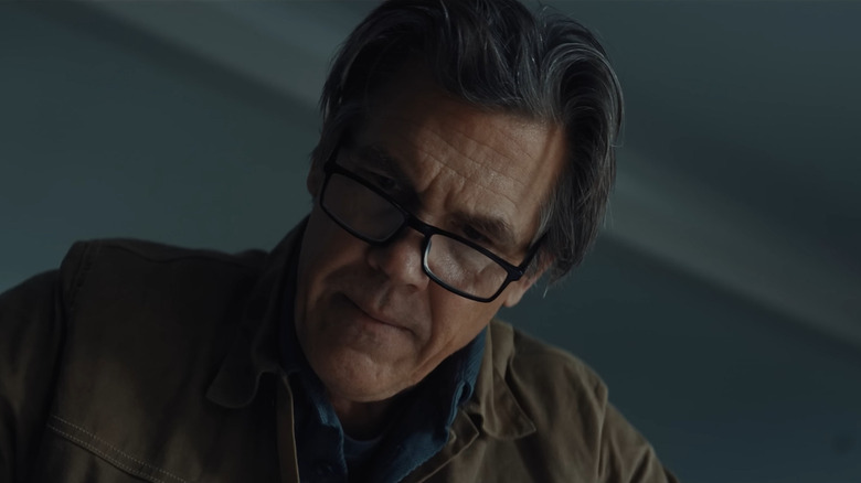 Josh Brolin comme Archer étudiant une carte dans les armes