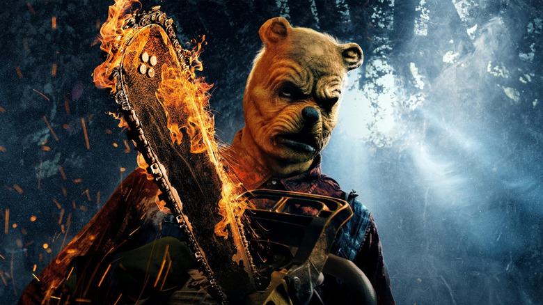 Winnie l'Ourson tenant une tronçonneuse flamboyante sur l'affiche pour Winnie l'Ourson: Blood and Honey 2