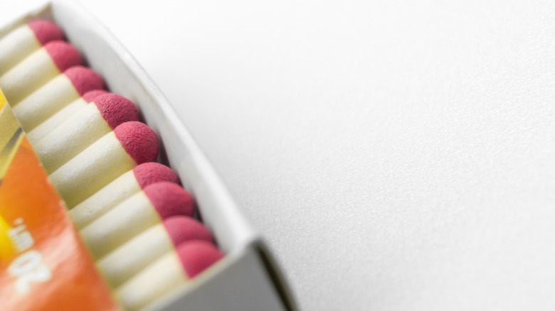 Gros plan d'une boîte de match