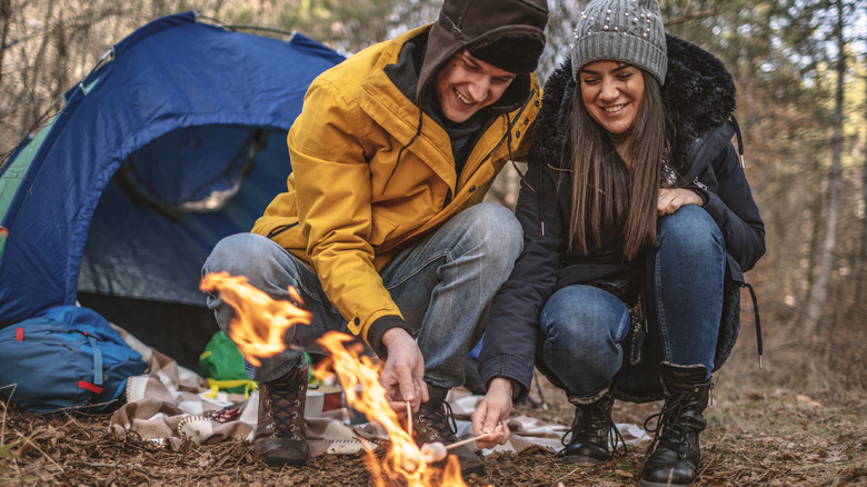 Couple souriant rôti des guimelles