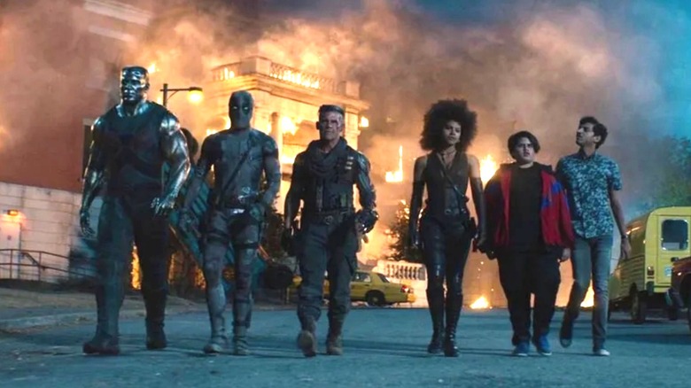 X-Force marchant vers la caméra avec une explosion en arrière-plan