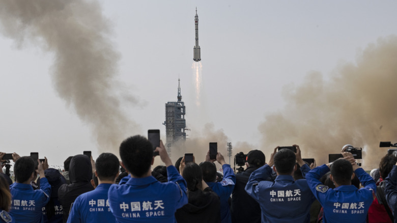 Le personnel de la CMSA regarde le lancement de Rocket