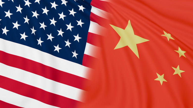 Image mixte des drapeaux américains et PRC