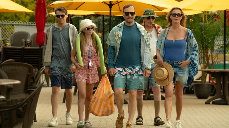 Hutch et sa famille se promenant dans un complexe de carnaval à l'ancienne dans Nobody 2