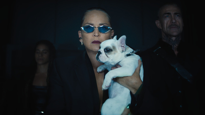 Lendina tenant son chien de compagnie dans Personne 2