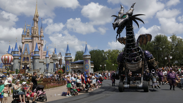 Le château de Cendrillon défilé des dragons éclipse les spectateurs.