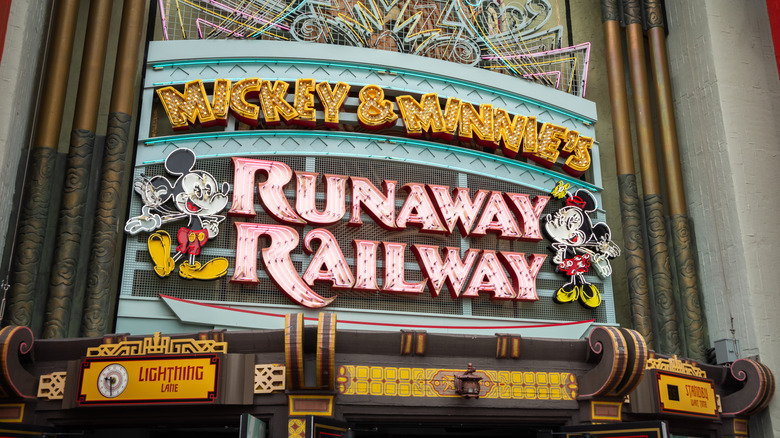Marquee de chemin de fer en fuite de Mickey & Minnie.