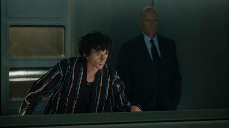 Le garçon de Samuel Blenkin, Kavalier se penche pour observer quelque chose tandis que Adam Ein d'Ade Edmonson se tient stoïquement en arrière-plan, dans Alien: Terre