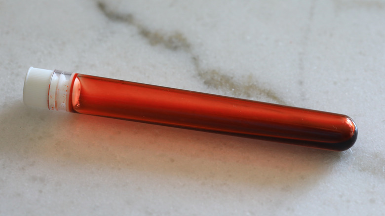 Un flacon de sang sur un comptoir