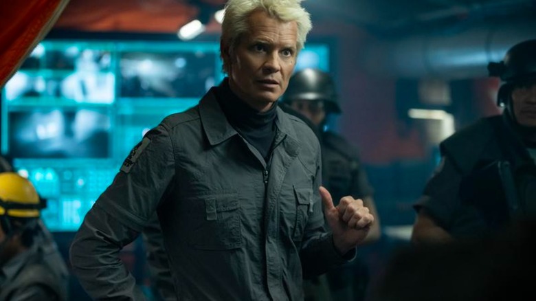 Kirsh de Timothy Olyphant pointe un pouce sur lui-même dans Alien: Terre