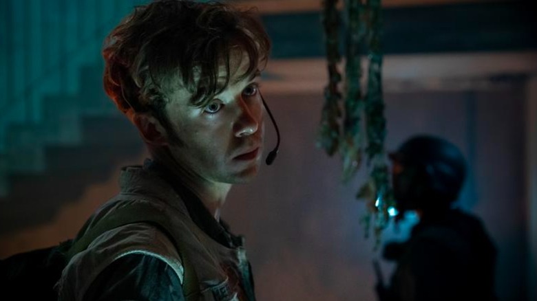 L'ermite d'Alex Lawther semble floue tout en explorant un accident de vaisseau spatial dans Alien: Terre