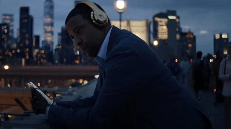 David King écoute la musique sur le pont de Brooklyn dans le plus haut 2