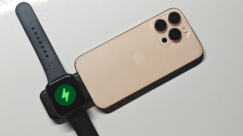 Un iPhone enfiant Apple Watch