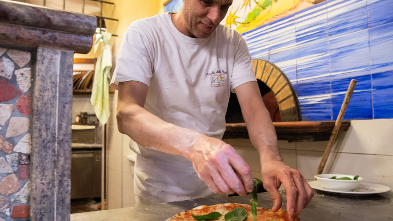 Homme fait de la pizza en Italie