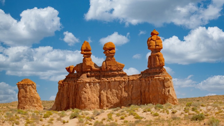 Trois soeurs formations rocheuses le long d'un sentier de randonnée au parc d'État de Goblin Valley dans l'Utah