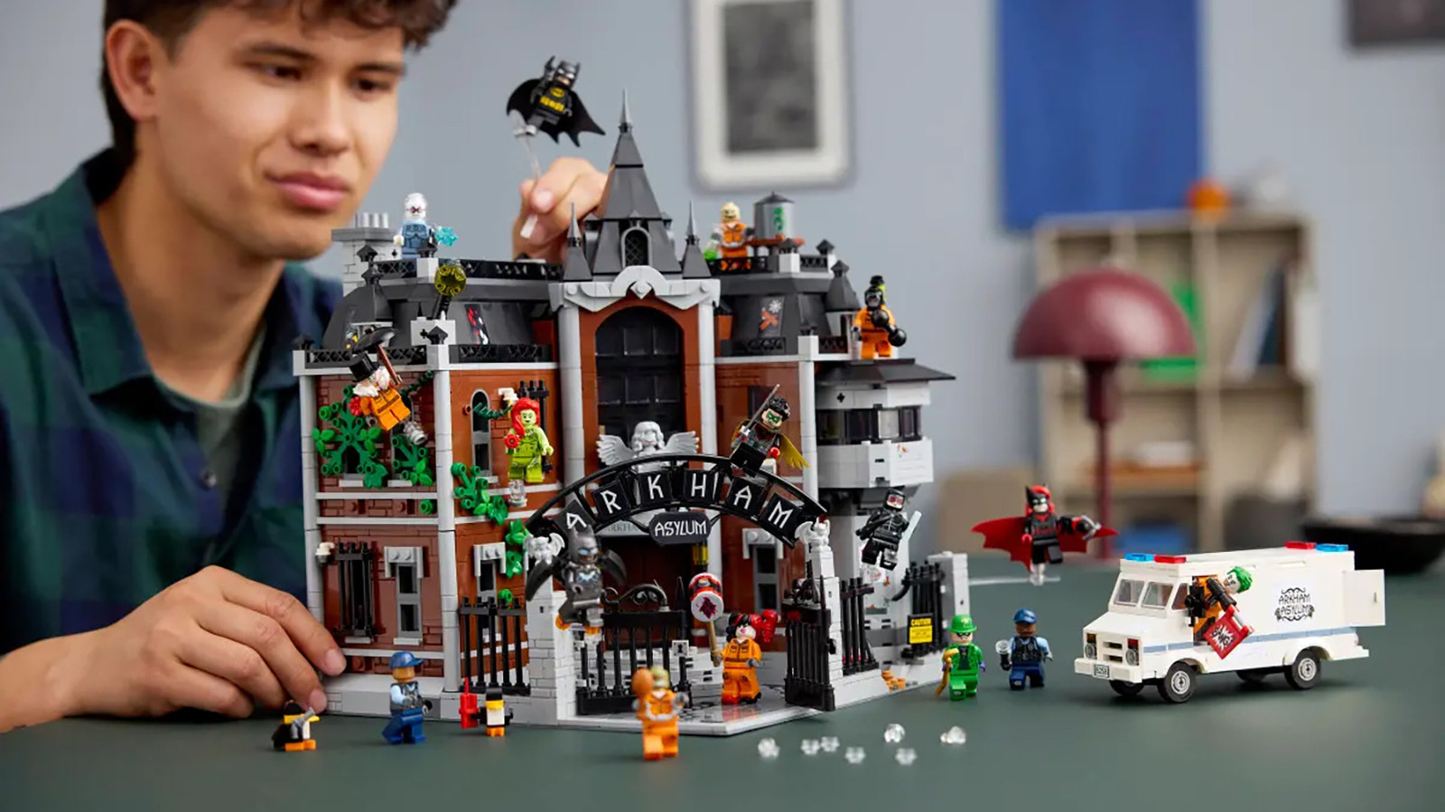 L'ensemble du New Arkham Asylum LEGO assemble la galerie Rogues de Batman pour le chaos de la prison