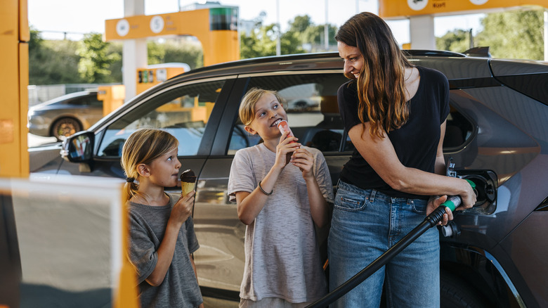 Une mère et deux filles pompant du gaz.