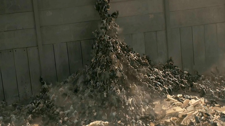La horde de zombies grimpant le mur pendant la guerre mondiale Z