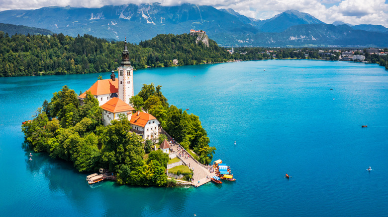 Lake Bled en Slovénie, de belles montagnes avec une petite église de pèlerinage