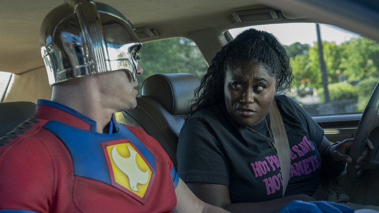 John Cena en tant que pacificateur parlant à Danielle Brooks sous le nom de Leota Adebayo dans sa voiture sur la saison 2 Peacemaker