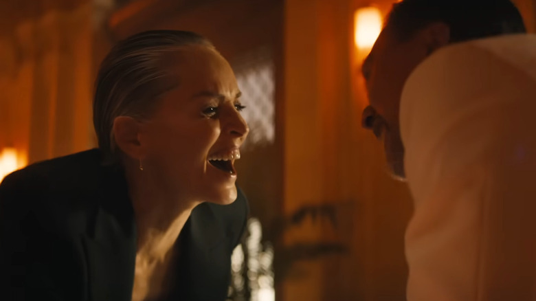 Lendina riant d'un patron de casino tricheur dans Nobody 2