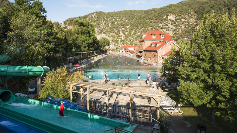 Glenwood Springs, les gens dans la piscine publique des sources chaudes avec toboggan