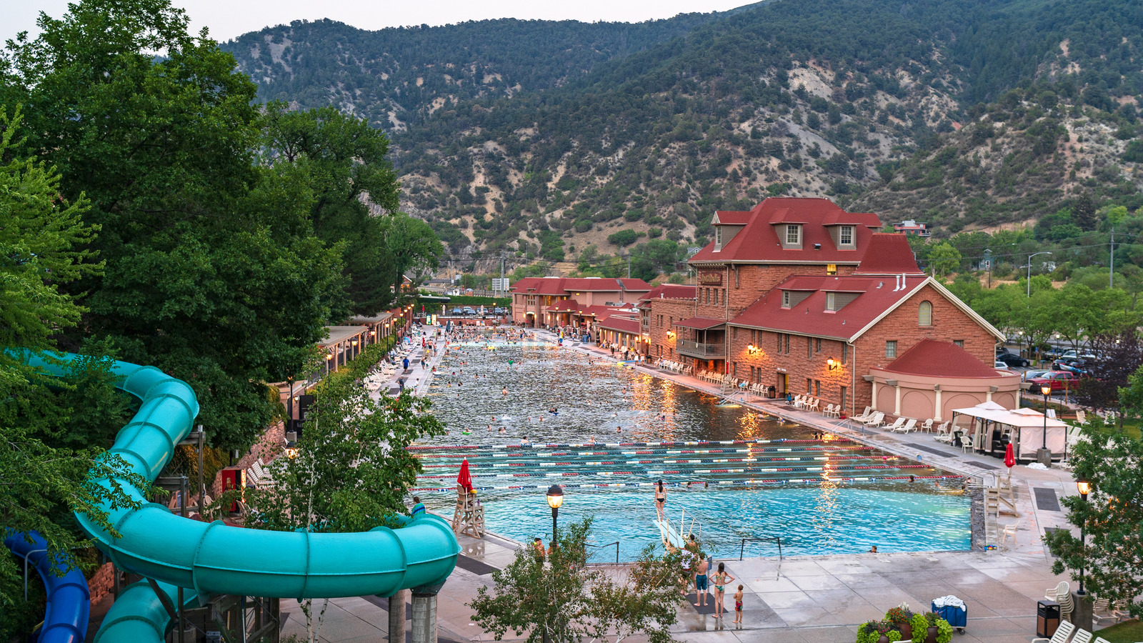 `` Land of Water '' du Colorado est une ville rocheuse de Mountain Resort pleine de sources chaudes relaxantes