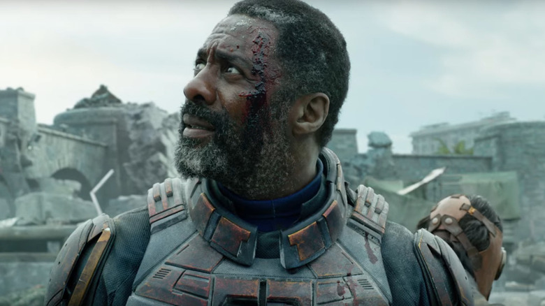 Robert Dubois / Bloodsport debout et fixant l'horizon 