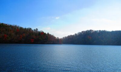 Un magnifique parc d'État en Virginie propose un lac pittoresque, des sentiers de randonnée et des loisirs
