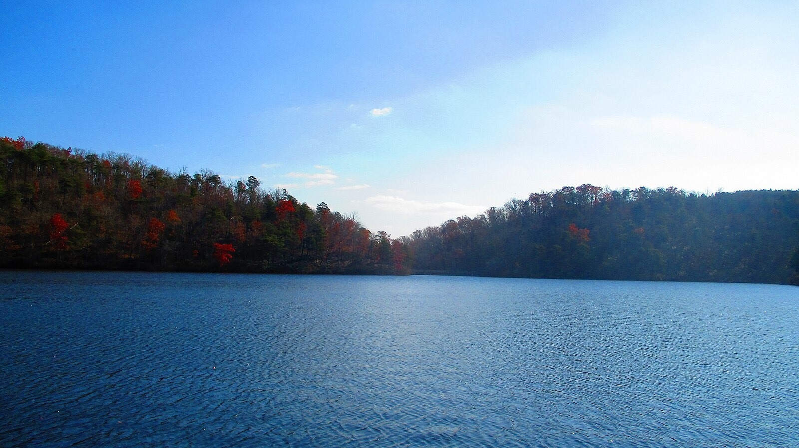 Un magnifique parc d'État en Virginie propose un lac pittoresque, des sentiers de randonnée et des loisirs