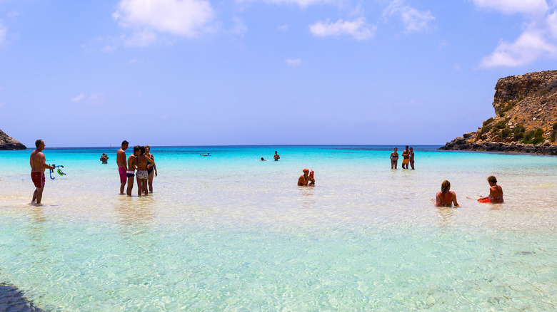 les gens nageant à Rabbit Beach, Lampedusa