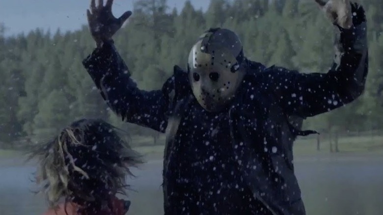 Jason Voorhees sortant de l'eau en ne faisant jamais de randonnée seul