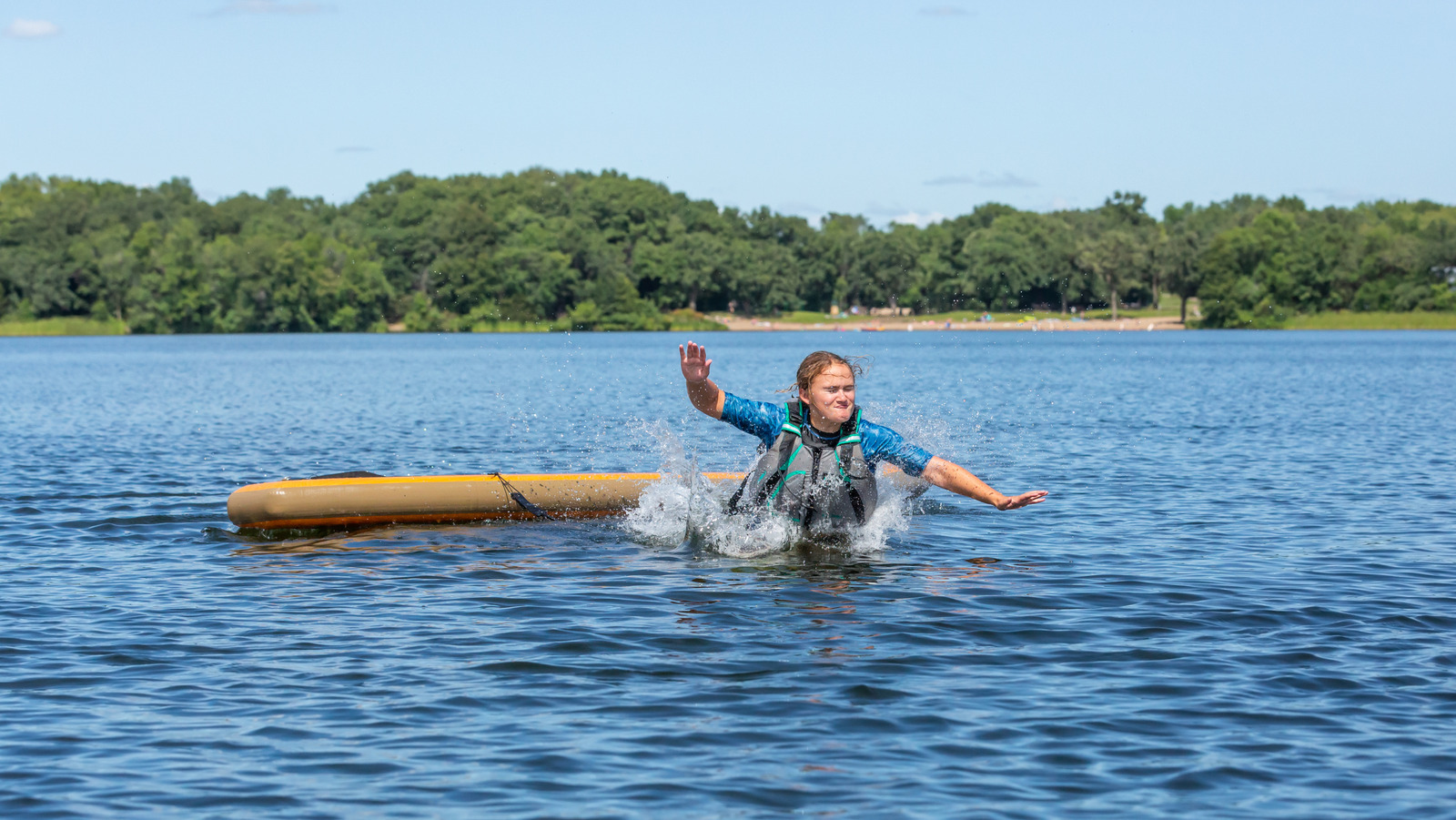 Un parc d'État historique le long de la rivière James de Virginie a des loisirs d'eau et un camping scénique