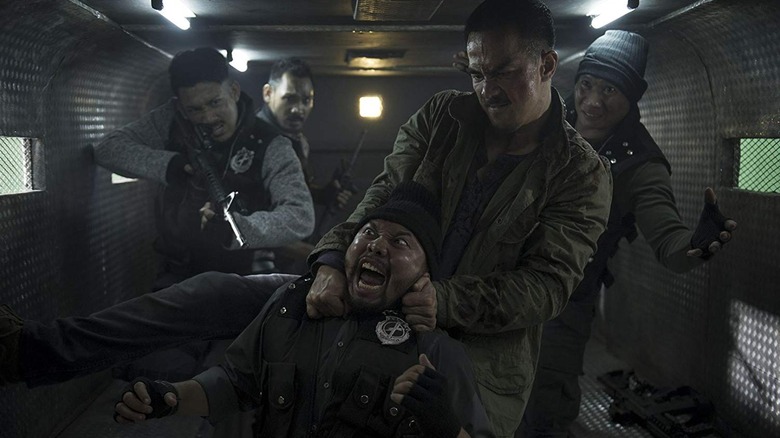 Ito va travailler sur des voyous dans la nuit vient pour nous