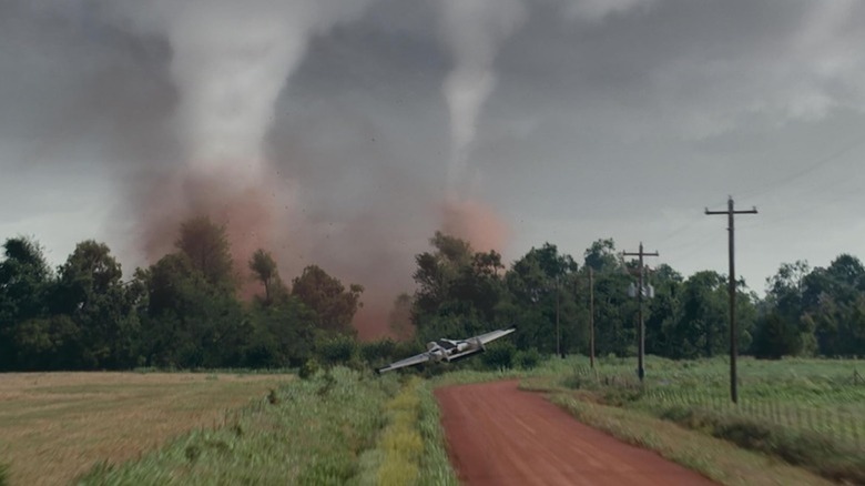 Un drone vole dans le chemin de deux tornades dans les twisters
