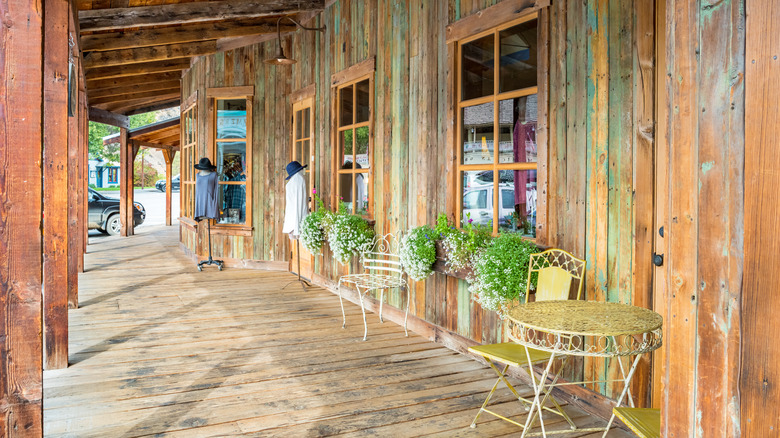 Un trottoir en bois couvert à Winthrop, Washington