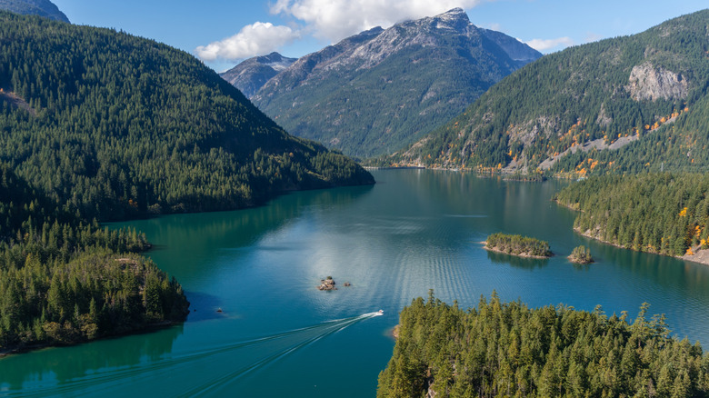 Lac Ross avec des montagnes en arrière-plan, North Cascades, Washington